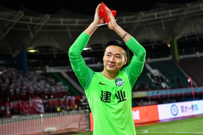 现在不排除拉比奥特续约留在尤文图斯的可能性，而他的未来似乎也与英超联赛以及沙特球队联系在一起。